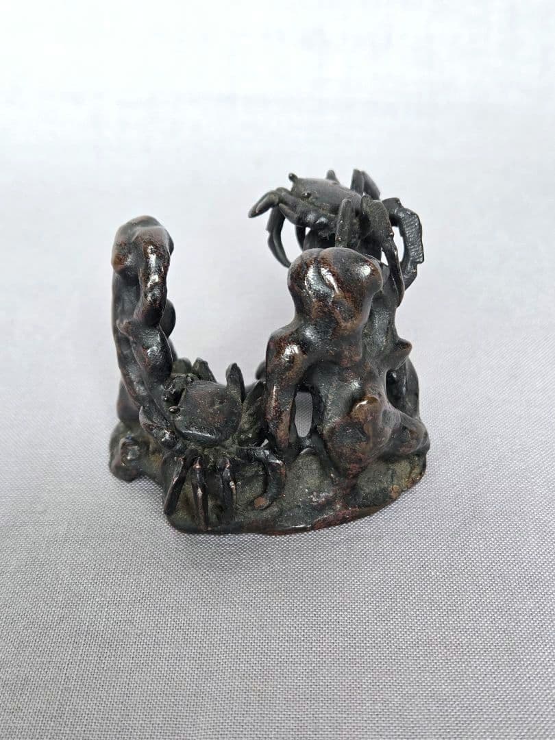 斑紫銅　岩蟹蓋置　本間琢斎作