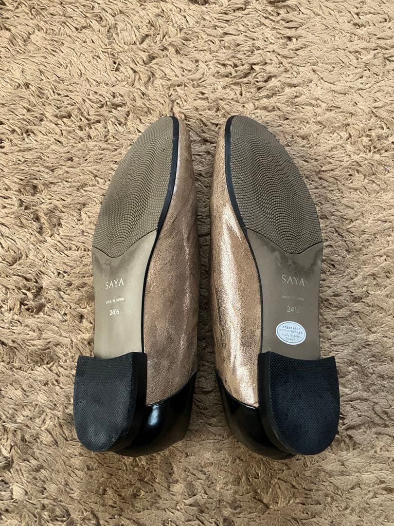 美品SAYA シャンパンゴールド/ブラック フラットシューズ24.5cm