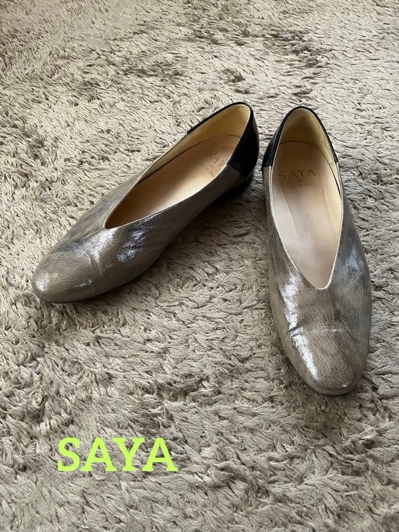 美品SAYA シャンパンゴールド/ブラック フラットシューズ24.5cm