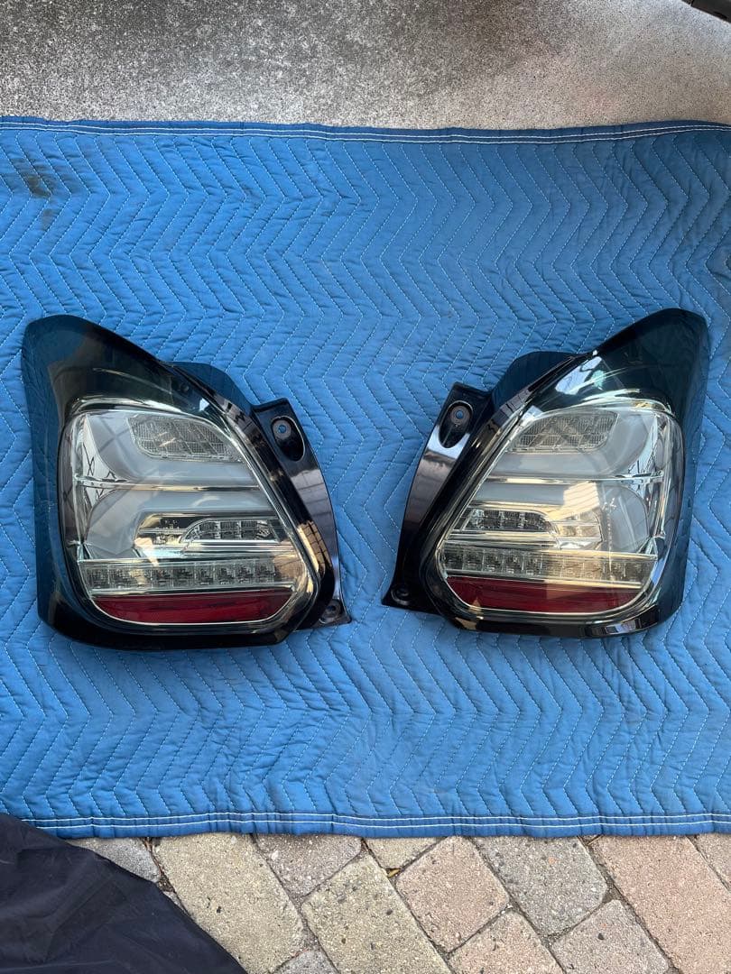 スイフトスポーツヴァレンティ　ZC33S ライトスモークテールランプ　左右セット