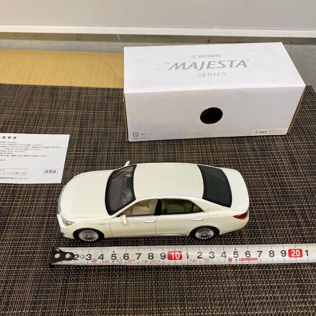 TOYOTA クラウンマジェスタ210系1/30ミニカー　ホワイトパール