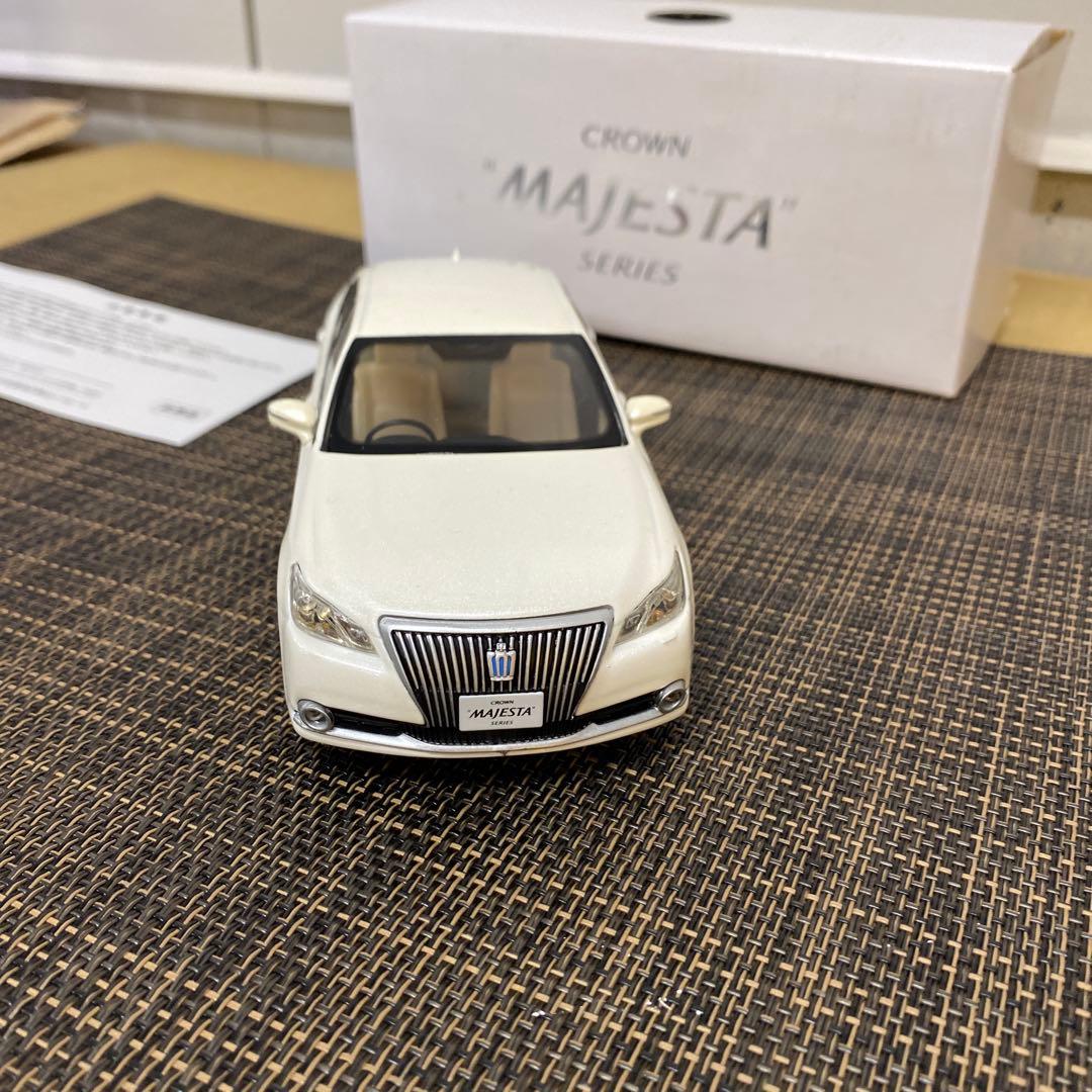 TOYOTA クラウンマジェスタ210系1/30ミニカー　ホワイトパール