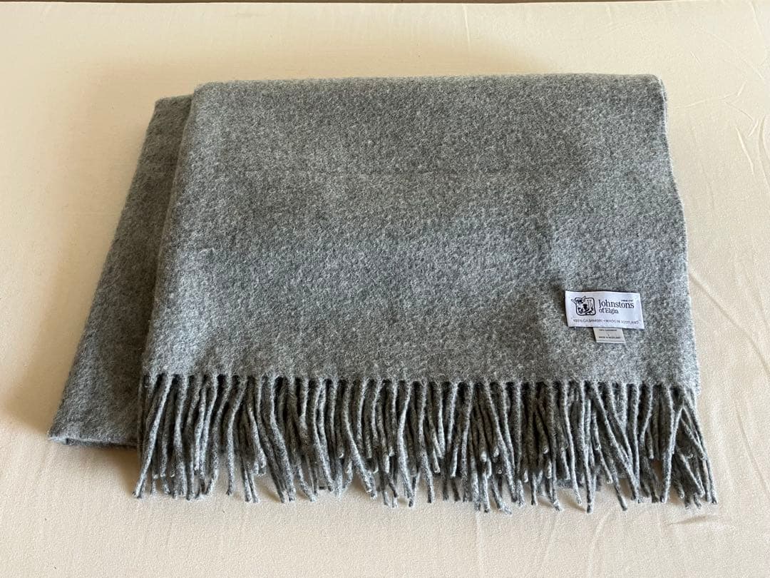 『美品』　ジョンストンズ　カシミア100％大判ストール、ライトグレー新品、未使用