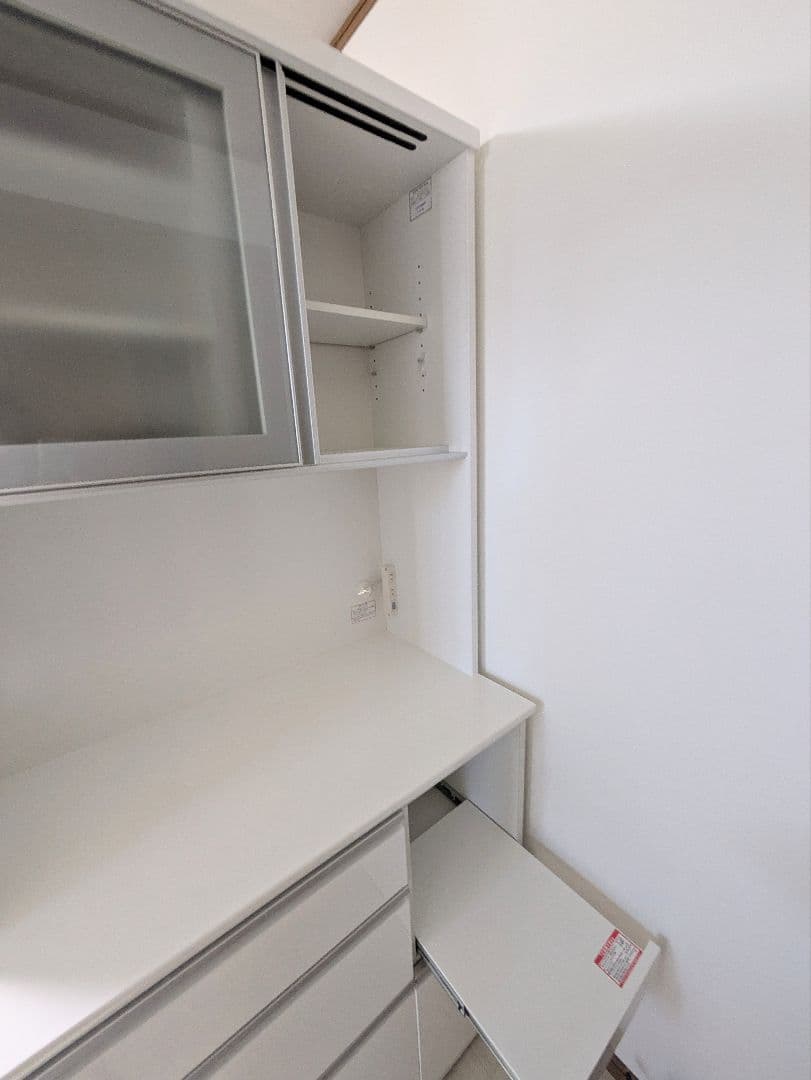 ニトリ ホワイト 食器棚 ガラス扉付き 引き出し式