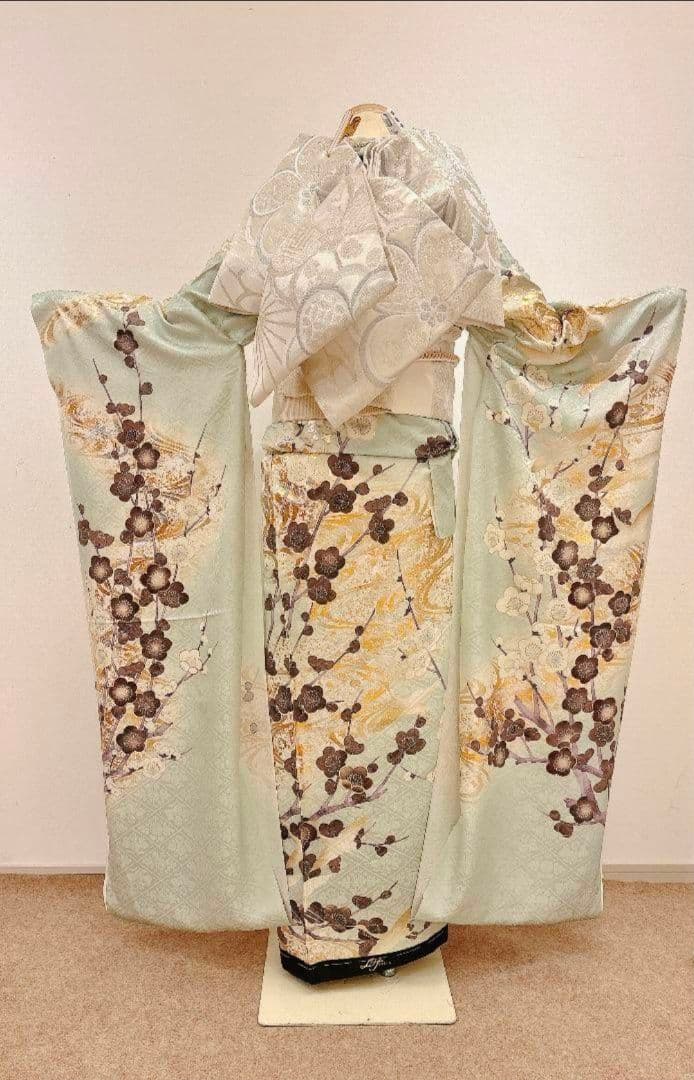 写真1枚目と2枚目の未仕立て 上品な水色の牡丹や菊の振袖フルセット　SACRA