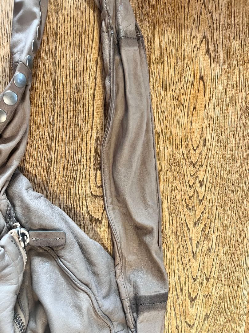 MARNI スタッズ付きグレーショルダーバッグ