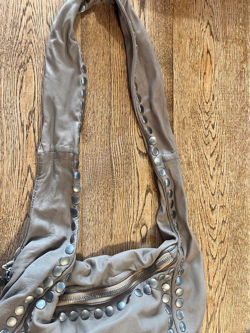 MARNI スタッズ付きグレーショルダーバッグ