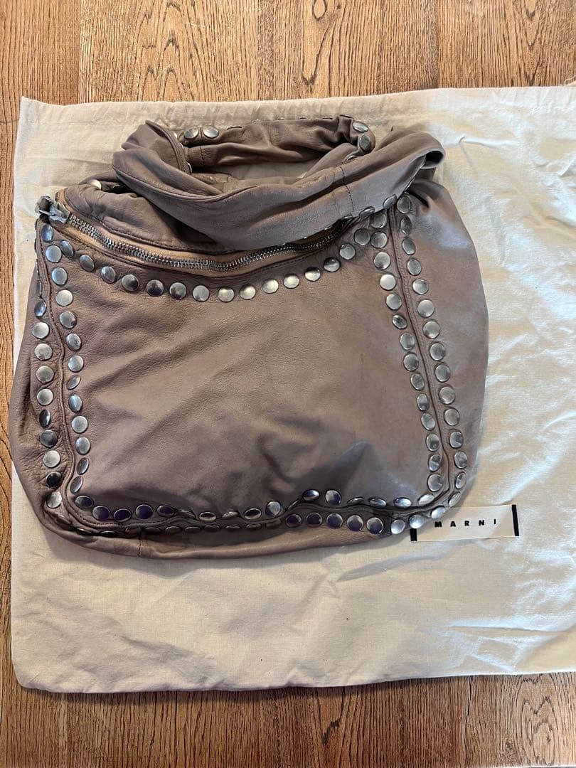 MARNI スタッズ付きグレーショルダーバッグ