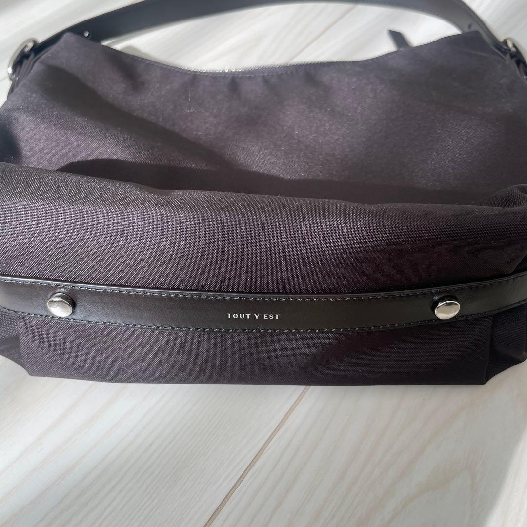 TOUT Y EST ブラウン ナイロンショルダーバッグ