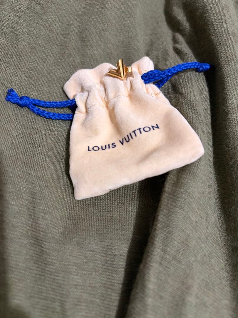 LOUIS VUITTON V型ピアス　片耳　ジュエリーポーチ
