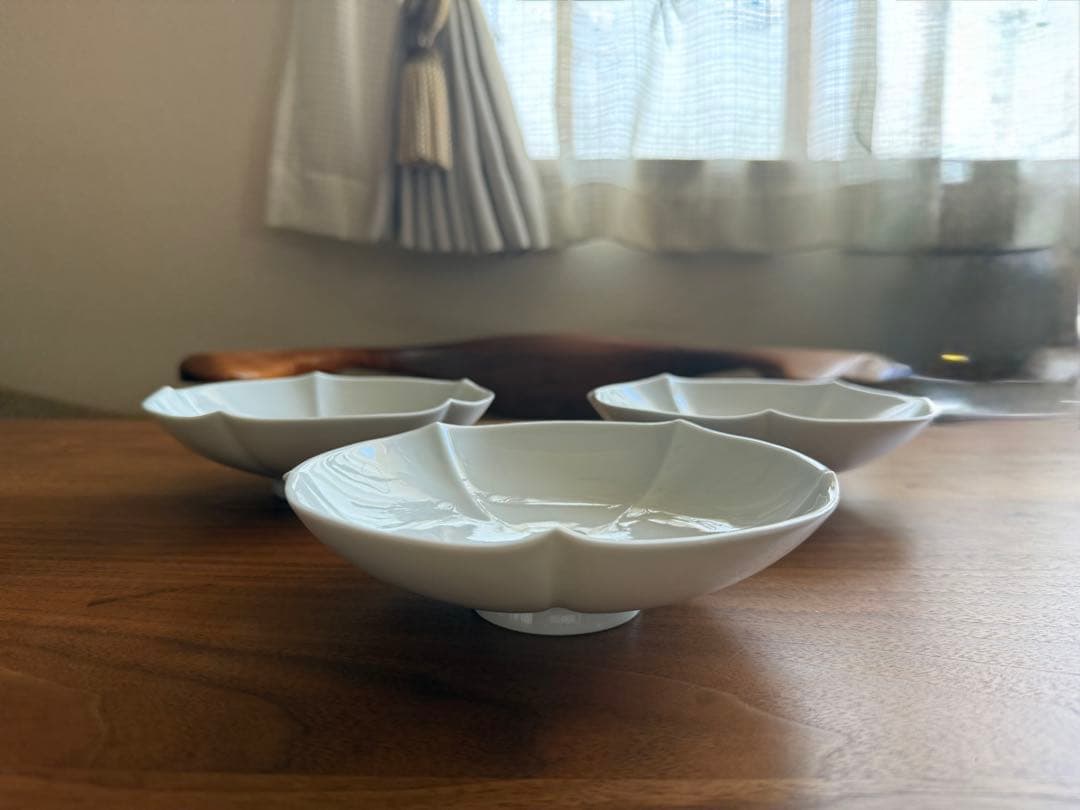 【井上萬二】有田焼　重要無形文化財　人間国宝　白磁花形銘々皿　青白磁　三客