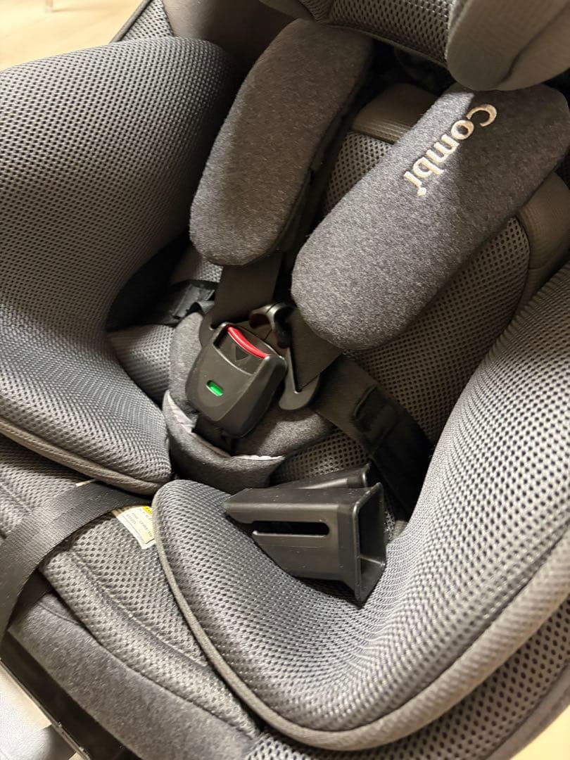 Combi チャイルドシート　クルムーヴアドバンス　　ISOFIX