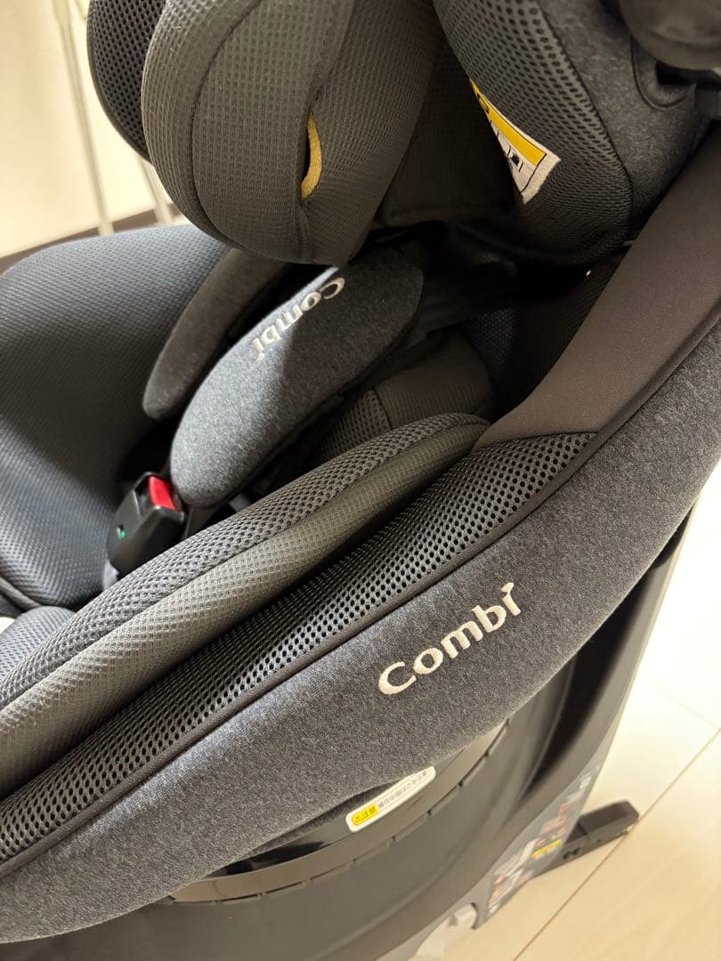 Combi チャイルドシート　クルムーヴアドバンス　　ISOFIX