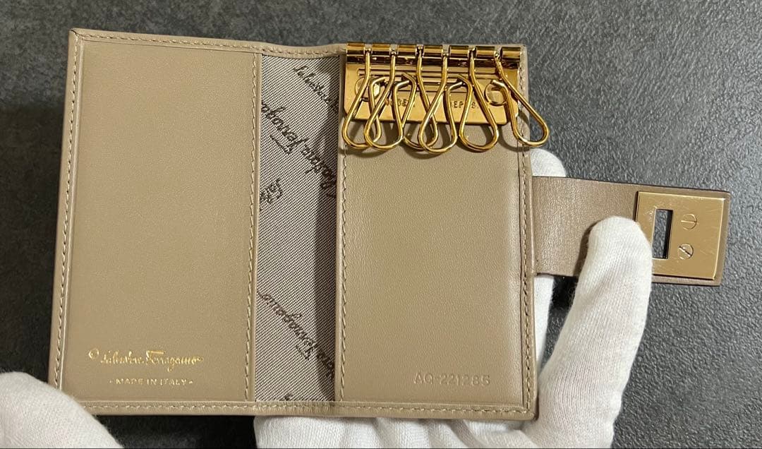 未使用　Salvatore Ferragamo ベージュキーケース