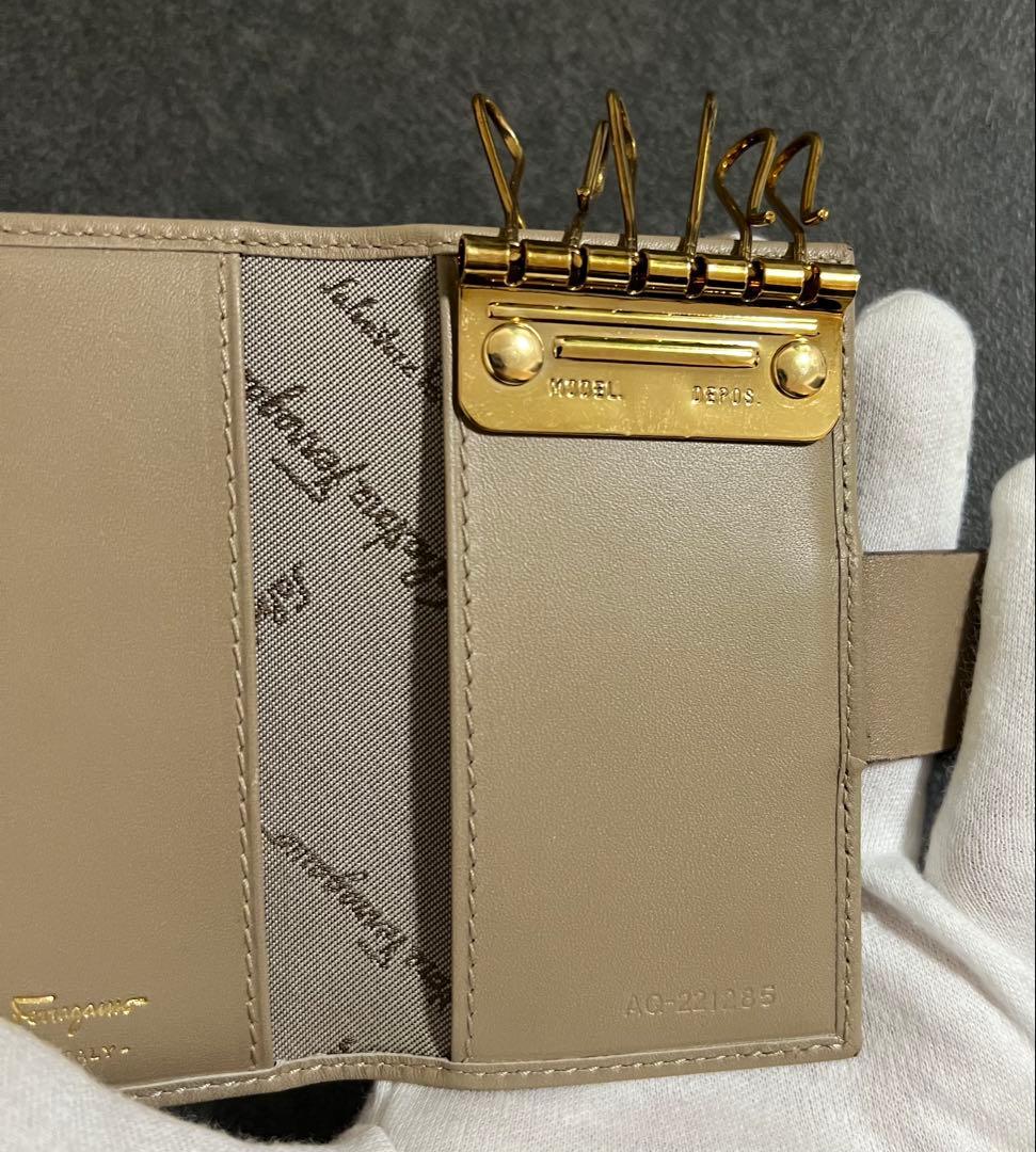 未使用　Salvatore Ferragamo ベージュキーケース
