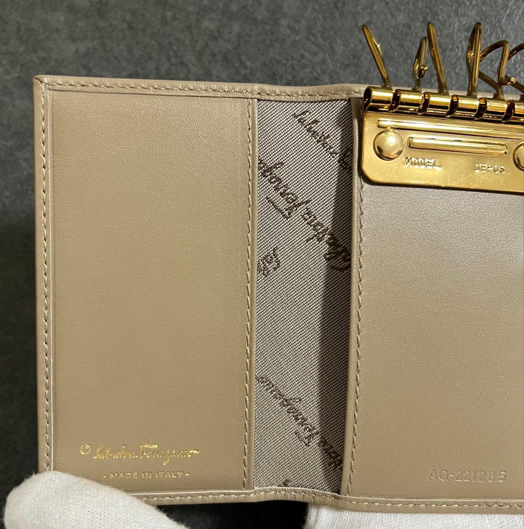 未使用　Salvatore Ferragamo ベージュキーケース