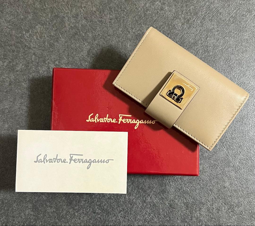 未使用　Salvatore Ferragamo ベージュキーケース