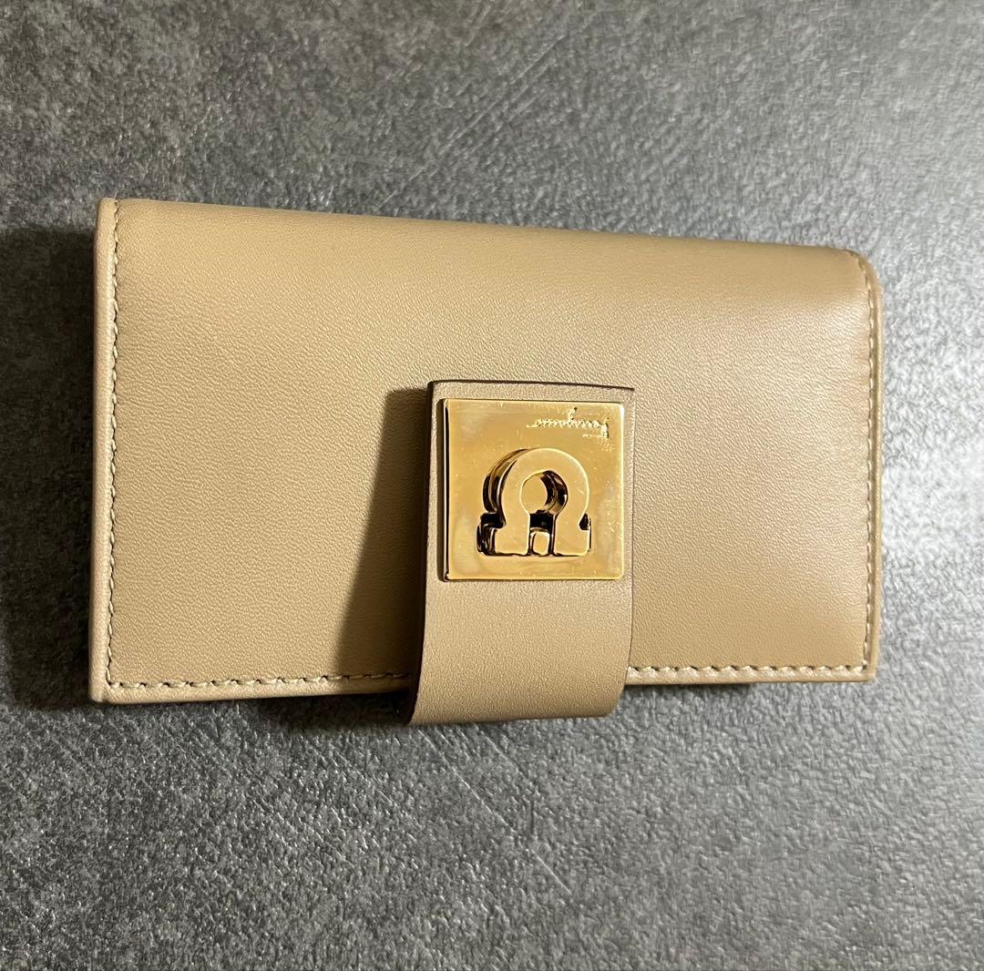 未使用　Salvatore Ferragamo ベージュキーケース
