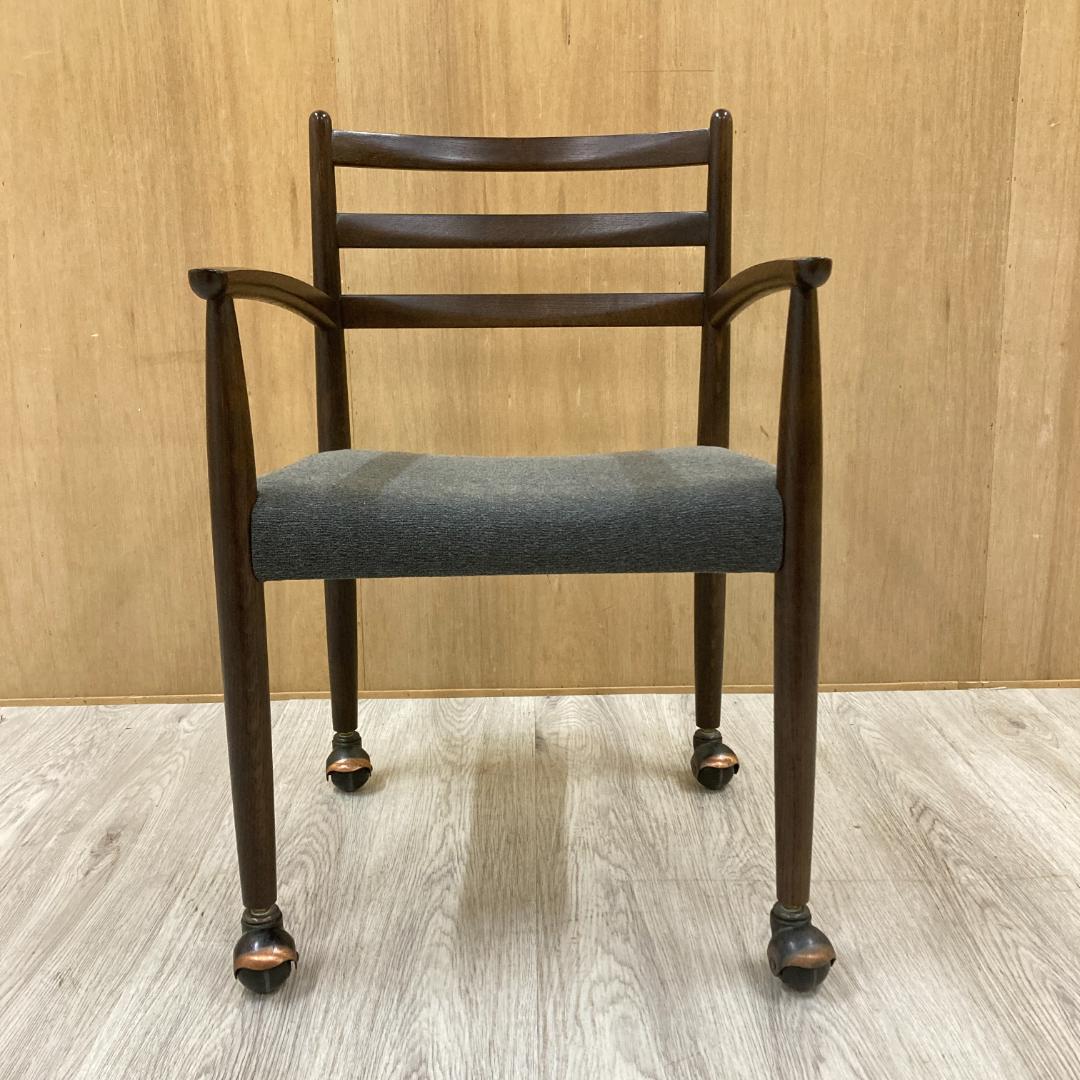 【柏木工】ナラ材　アームチェア　椅子　ダイニングチェア　キャスター付き