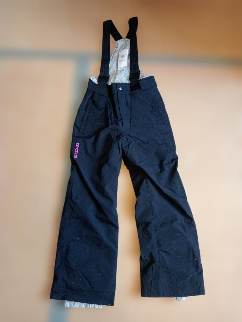 子供用スキーウェア　デサント ピンクジャケット 黒パンツ　インナーつき