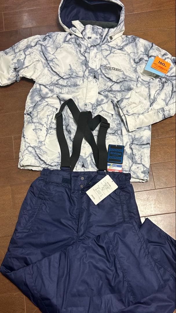 新品タグ付きオンヨネ　スキーウェア上下セットアップ160