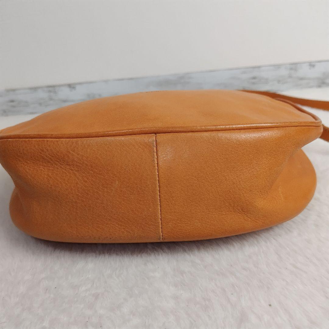 ✨IL BISONTE✨イ・ルビゾンテ　ショルダーバッグ　三日月　本革　キャメル