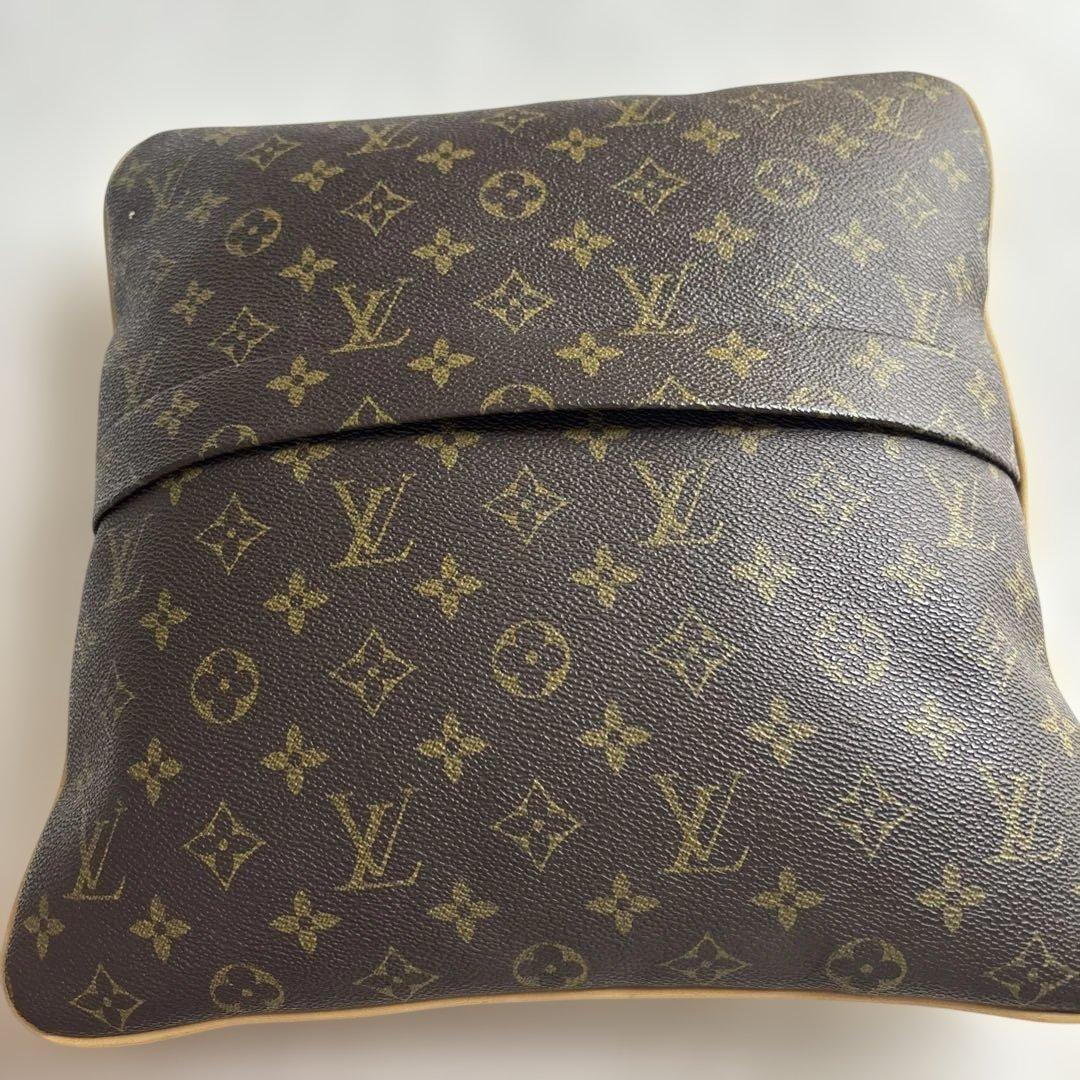 LOUIS VUITTON モノグラムクッション