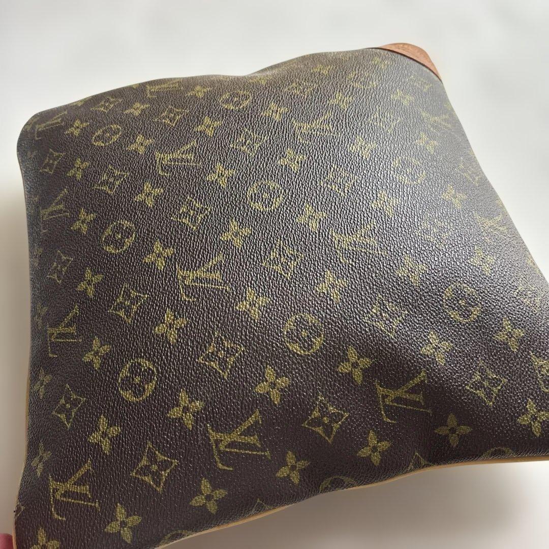 LOUIS VUITTON モノグラムクッション