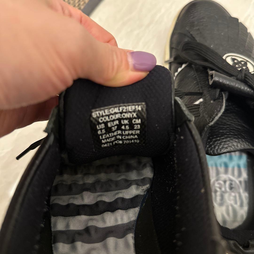 フリンジ付きブラックスニーカー