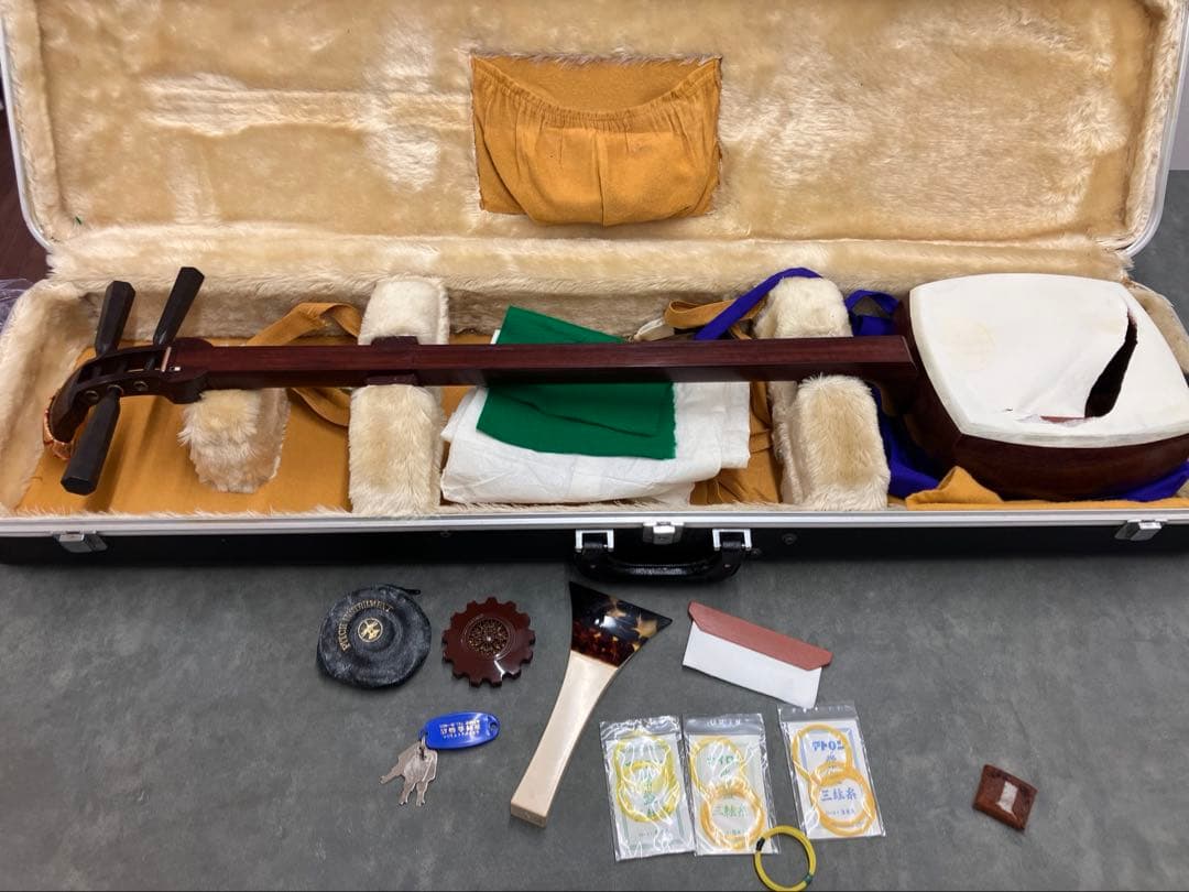 ①三味線 本体 伝統的和柄装飾付き 和楽器 付属品各種 ハードケース付