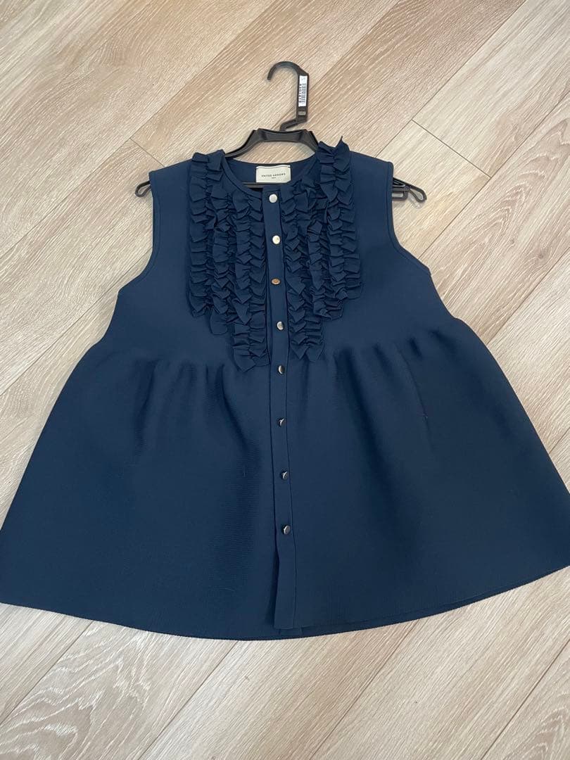 UNITED ARROWS フリルノースリーブ　ベストネイビー