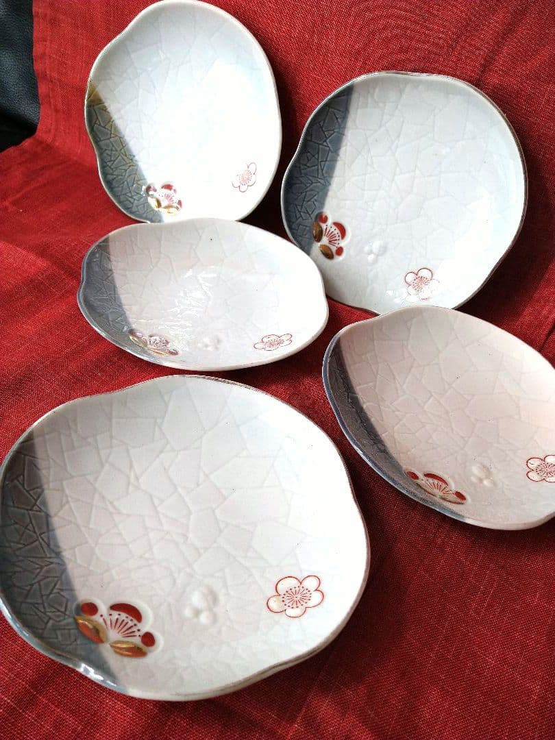 ♦高級感満載【貫入模様デザイン・希少な有田焼】♥金銀彩・梅花絵柄輪花7平皿