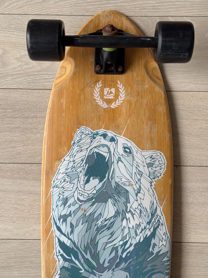 ランドヤッツ ピンテールロングボード – 咆哮する熊グラフィック