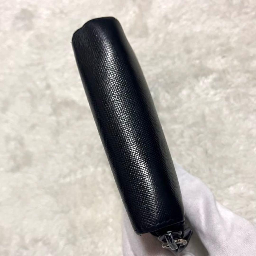 プラダ財布　二つ折り　サフィアーノレザー　三角ロゴ　ジップ