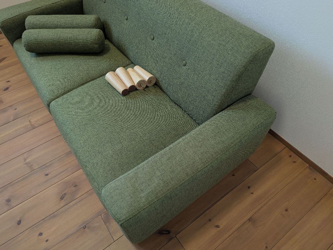 LOWYA 2.5人掛けローソファ　グリーンファブリック