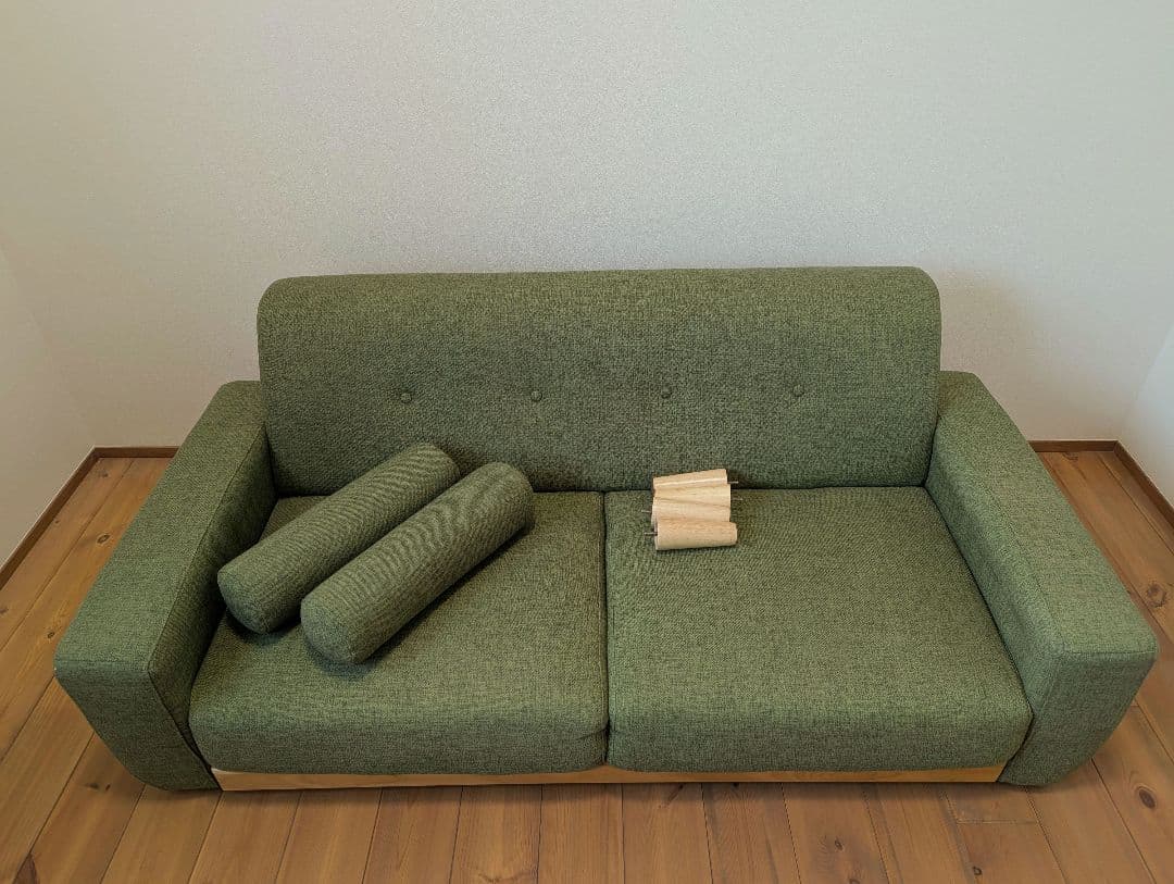 LOWYA 2.5人掛けローソファ　グリーンファブリック