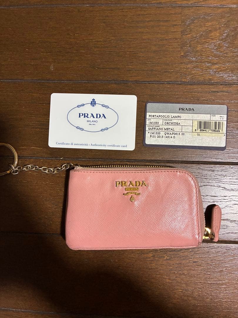 PRADA ピンク サフィアーノレザー キーケース　ノベルティショルダーバッグ付