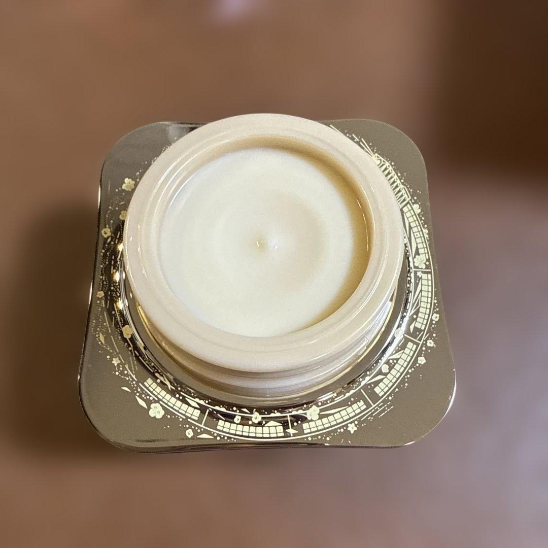 クレドポーボーテ ラ・クレーム　HOLIDAY2025