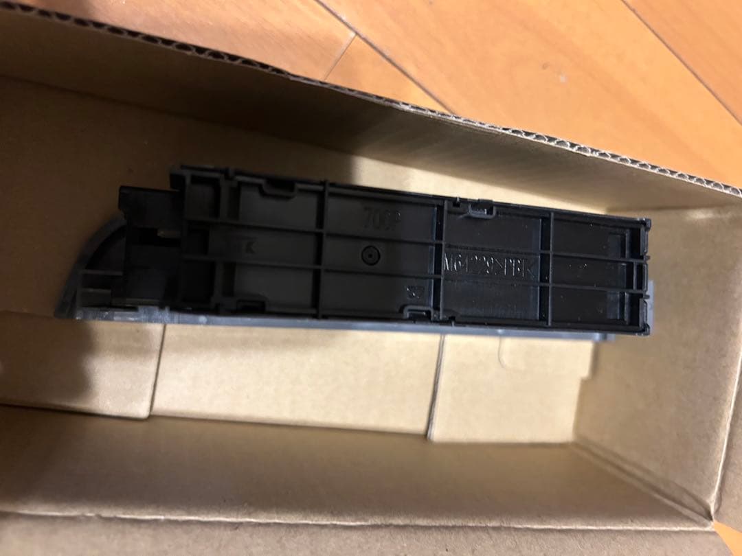 イスズエルフパワーウィンドウスイッチ右側　運転席用　純正新品未使用品