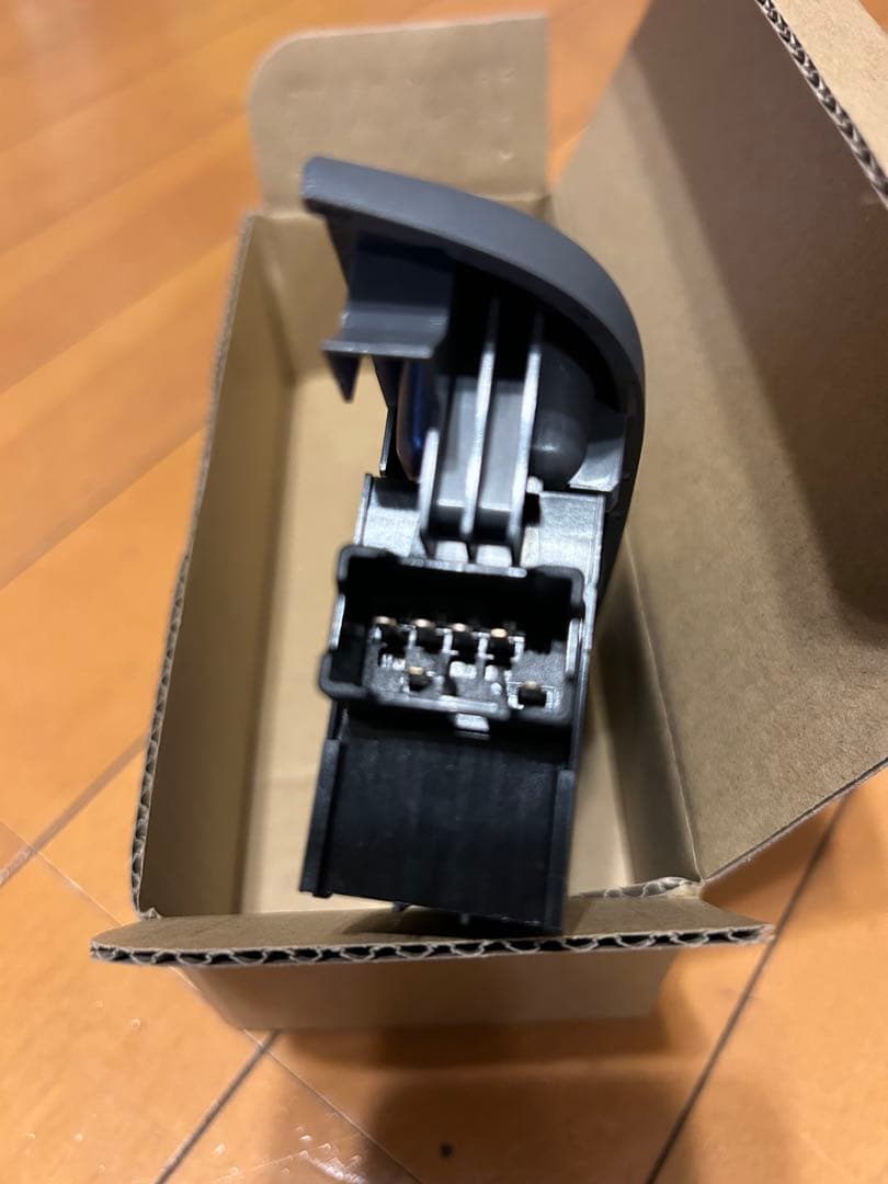 イスズエルフパワーウィンドウスイッチ右側　運転席用　純正新品未使用品