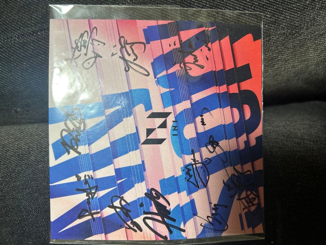 INI 直筆全員サイン