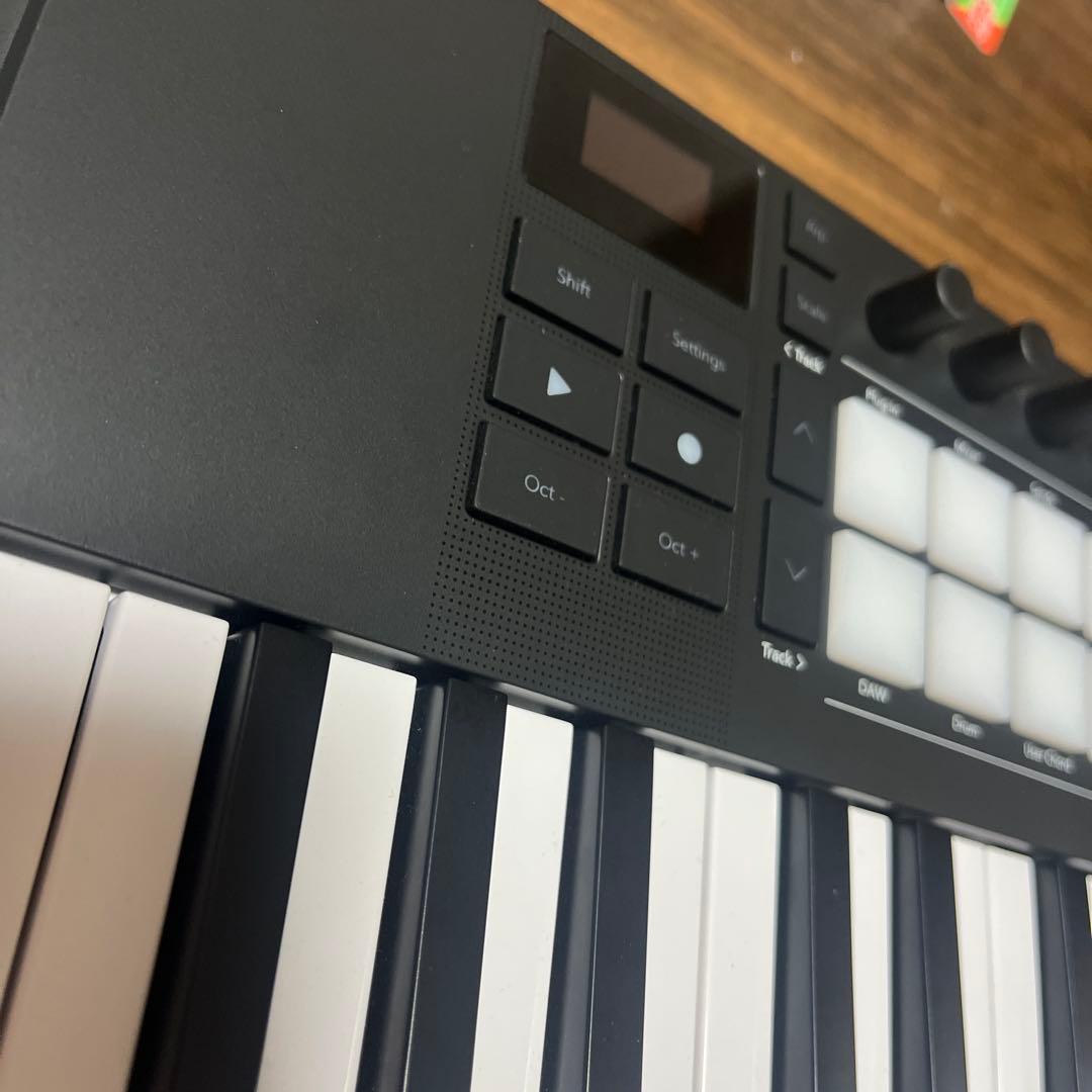 Launchkey Mini 37 MIDIキーボード　作曲　音楽