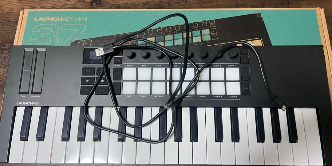 Launchkey Mini 37 MIDIキーボード　作曲　音楽