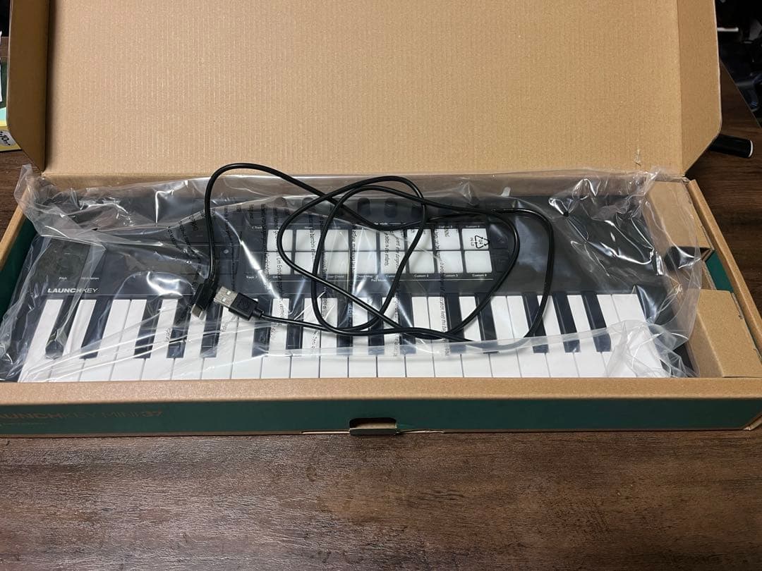 Launchkey Mini 37 MIDIキーボード　作曲　音楽