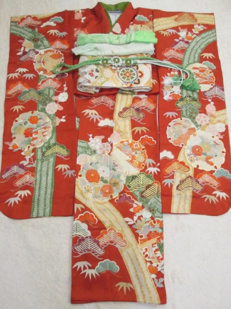 本加工☆朱赤☆絞り金駒刺繍振り口付き振袖