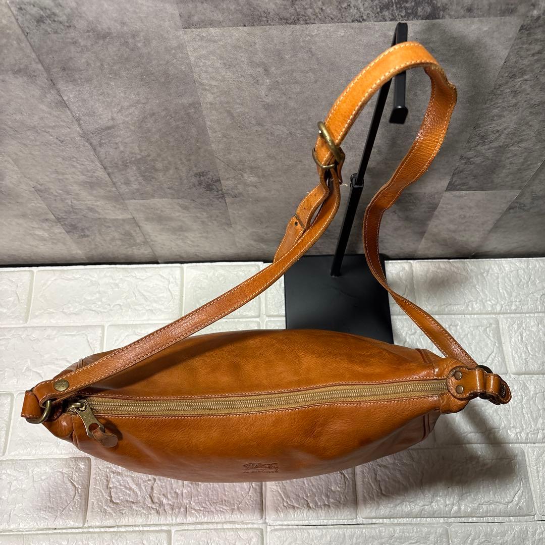 イルビゾンテ　ILEISONTE キャメル　ハーフムーン　レザーショルダー