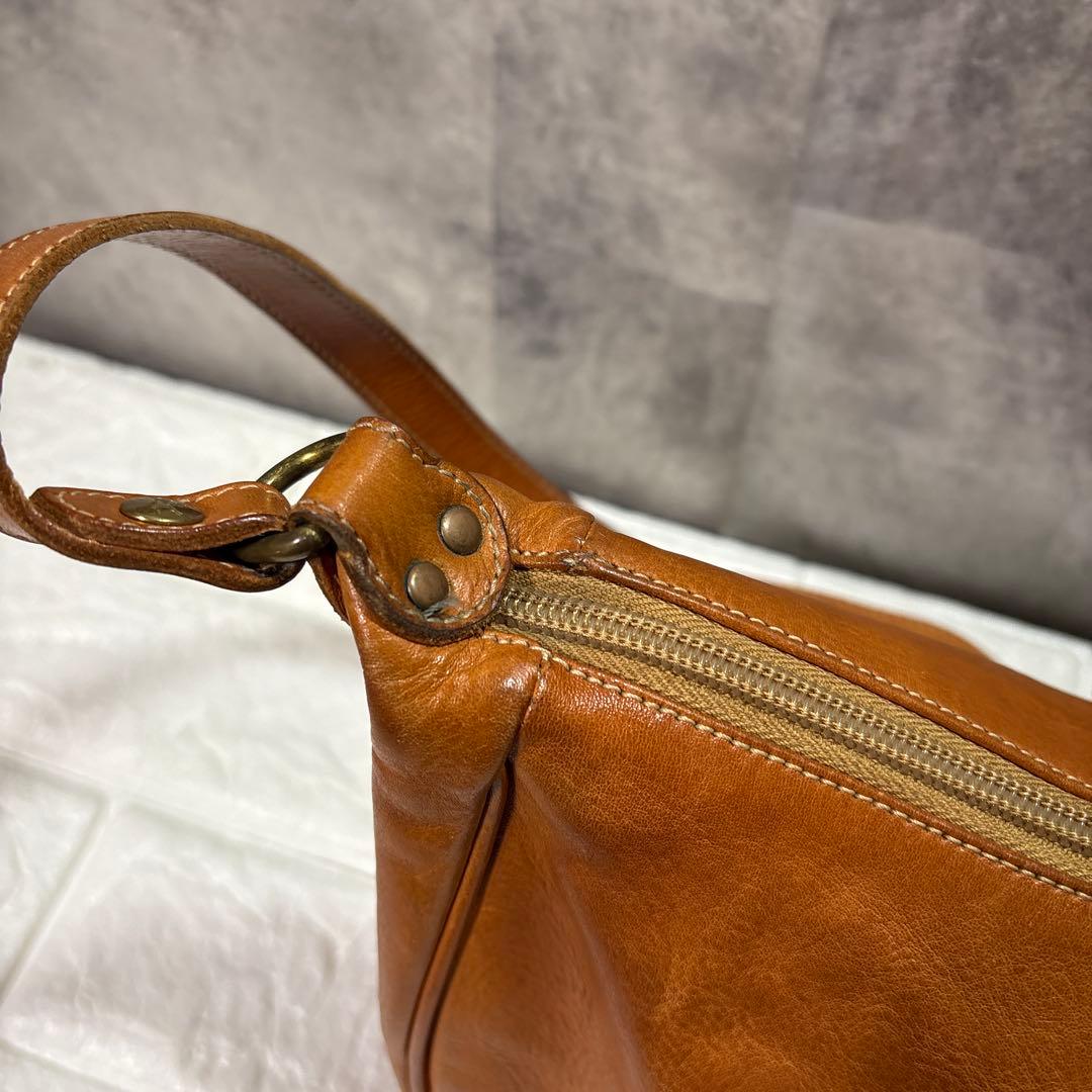 イルビゾンテ　ILEISONTE キャメル　ハーフムーン　レザーショルダー