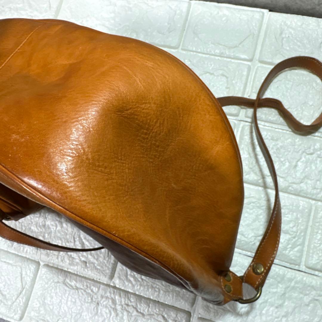 イルビゾンテ　ILEISONTE キャメル　ハーフムーン　レザーショルダー