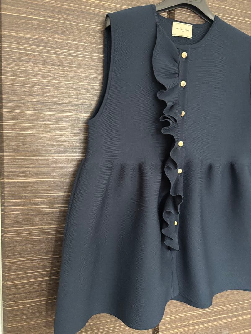 【美品】UNITED ARROWS ユナイテッドアローズ　フリル ニットジレ　紺