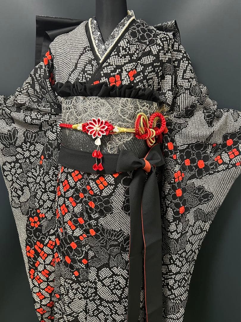 ぴよママ 黒の総絞りにレトロモダンな赤の小花　豪華成人式振袖18点